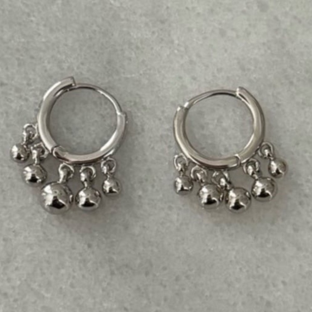 Sterling Silver Ball Round Fringe Huggie Hoop Earrings
Brand New - Picture 1 of 5
